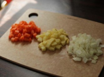 step1: 洋蔥甘筍薯仔切小粒