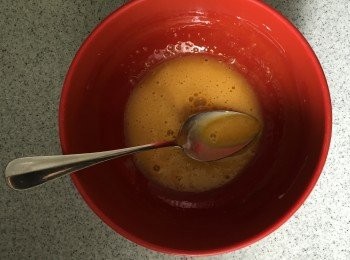 step1: 全黃及蛋黃打均勻，備用。