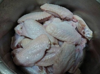 step2: 把雞翅放到容器中加入鹽拌勻 , 蓋上蓋子放到冰箱中先醃3小時 , 這樣能使雞翅有味道