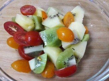 step8: 把奇異果 , 黃金奇異果 , 紅 , 橙小蕃茄切塊拌勻