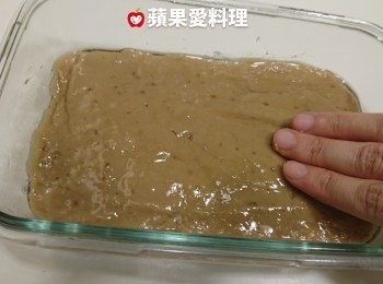 step6: 糕體美容：用手沾取少許橄欖油（或其他優質油品也可以），將麵糊表面抹勻。