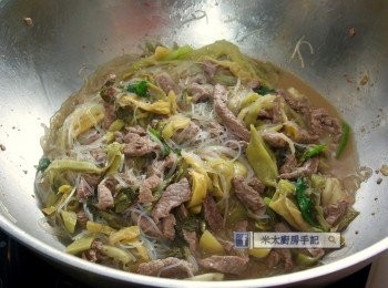 step9: 放入粉絲煮約半分鐘，最後加入指天椒絲兜勻，關火，完成。