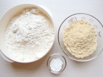 step2: 將低筋麵粉/無鋁泡打粉/烘焙用杏仁粉,全部混合後過篩。