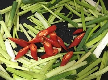 step5: 鍋中加入沙拉油，將芹菜、蔥、辣椒加入炒熟。