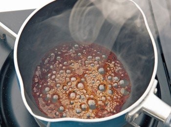 step10: 確實煮到變成濃厚的焦糖色澤，如照片所示，約煮到比布丁焦糖醬更濃的顏色即可。