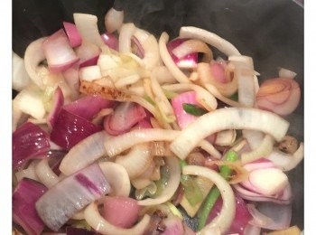 step2: 落二湯匙油爆香薑片，蒜粒，乾蔥粒，萵筍，乾辣椒，花椒粉和紅椒粉待其出味