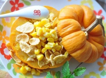 step4: 再灑上玉米脆片就可以囉! PS:也可以擠上少許的煉乳更增添濃濃奶香味!