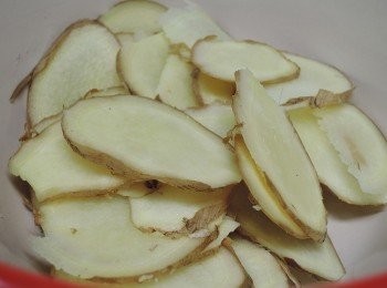 step1: 薑可以選擇老薑、乾薑、嫩薑，依照個人可以接受辣的程度!!!!因為夏天比較熱，如果用原本1比2的比例，怕會太燥，所以我改為1:4，薑切薄片