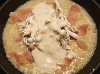 step6: 再來加入雞肉、雪白菇、鴻喜菇還有白醬拌炒。