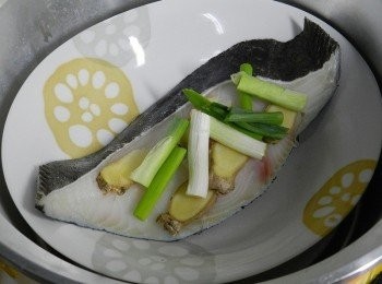step1: 鱈魚先入盤，放上薑片與蔥段