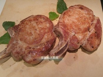 step3: 豬鞍扒可以撒上少許海鹽即成。