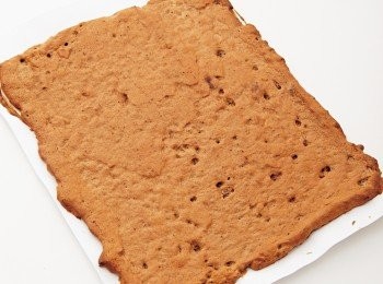 step2: 用抹刀在烘焙紙上鋪成22×17㎝的長方形 以190℃的烤箱烘烤8～10分鐘。 烤好後放在操作台上，覆蓋著烘焙紙靜置放涼。