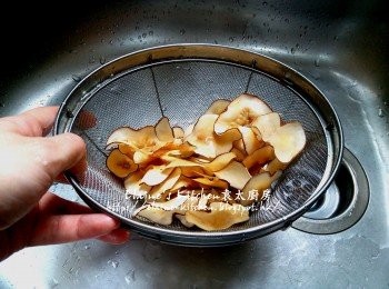 step4: 加入適量水用中火先煲滾 , 期間將海底椰片沖洗及瀝乾