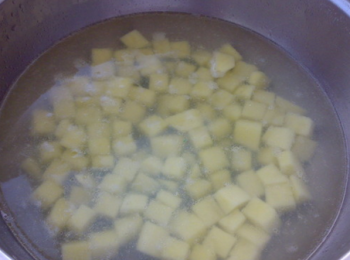 step3: 再放入土豆塊煮熟撈起。