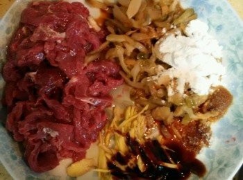 step2: 調入適量的鹽，醬油，蠔油，糖，生粉，油翻拌均勻，開水下鍋蒸，十分鐘就可以出鍋了便