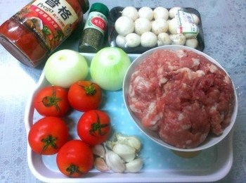 step1: 準備材料 (蒜頭切末~洋切丁~蕃茄燙過去皮切丁~磨切片)