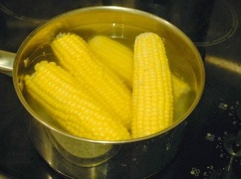 step1: 先煮沸一大鍋水，然後放入粟米，用中火煮至水沸，再多煮一分鐘，關火，蓋上煲蓋，靜置五分鐘