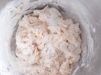 step1: 先將麵粉，鹽，糖和酵母放入大碗內（不要把鹽和酵母放在一起），拌勻。然後下牛奶，雞蛋和牛油，拌勻