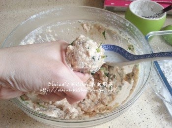 step4: 將材料從雪櫃取出 , 用手唧出魚球後再沾上薄薄的生粉
