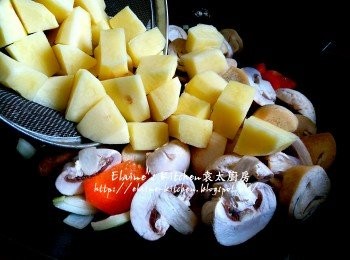step8: 再加入草菇 , 啡/白蘑菇 , 薯仔及少許鹽拌勻數分鐘
