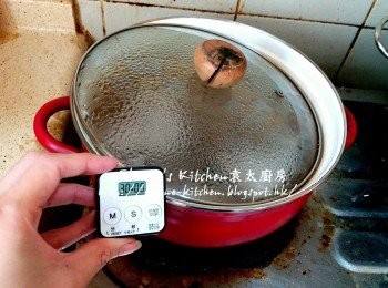 step2: 瘦肉轉放入大煲內 , 加入8杯水份量 , 蓋上蓋用中火煮30分鐘