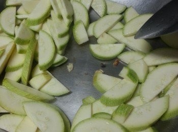 step7: 用1湯匙油起鑊,先爆香蒜蓉,再落翠玉瓜炒勻