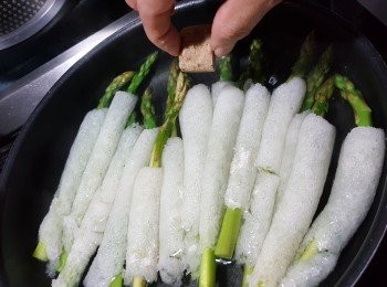 step4: 用平底鑊煮滾一鍋水,放入竹笙蘆筍卷,加入一粒素雞精(水不要太多,剛好蓋滿竹笙即可)