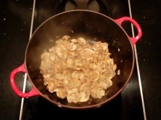 step8: 蘑菇本身含水量高,經過加熱後水份會釋出,拌炒的過程中...水份會慢慢收乾,而磨菇美味的焦香逐漸釋放出來,這個步驟很重要,也是讓蘑菇醬美味的來源之一。