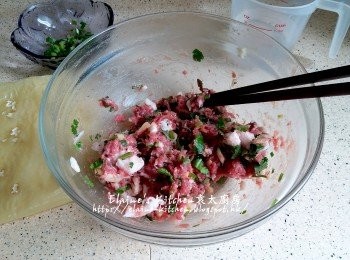 step6: 1小時後加入肥豬肉 , 馬蹄碎 , 芫茜碎及少許蔥粒拌勻 , 再加入鹼水 , 生油及生抽拌勻