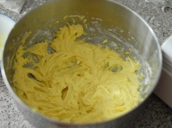 step3: 下三隻蛋黃拌勻，再篩入麵粉，下鹽