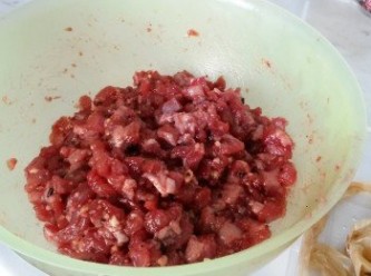 step1: 豬肉切丁, 加入調味料撈勻, 用保鮮膜蓋好, 入冰箱冷藏一晚.