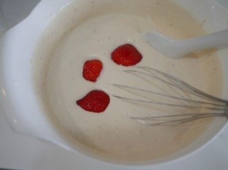 step10: 打發的鮮奶油倒入草莓乳酪糊中，以打蛋器拌勻。

(我一開始只使用150g的草莓，至此階段，嫌顏色不夠粉嫩，所以又扔下3顆草莓)
