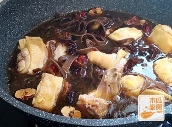 step4: 放入黑木耳、紅棗、黑糯米酒、熱水