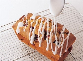 step11: 製作<span class="group_3">糖霜</span>。將糖粉和香草油混合，再將水一點一點地加入攪拌至呈濃稠狀。用湯匙 舀起<span class="group_3">糖霜</span>，以畫斜線的方式淋在10 的上面。