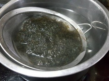 step3: 再用滾水將發菜水滾起計出水1分鐘