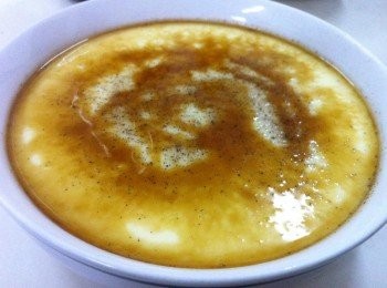 step3: 溫馨提示；蛋與溫水的分量，可以將蛋打入量杯，如果蛋顯示是100ml，那麼溫水就要加到200ml。
火的溫度也不可以太猛烈！否則水蛋火變老去。