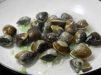 step2: 下蛤蜊後，加2大匙水入鍋，蓋起蓋子悶煮一下