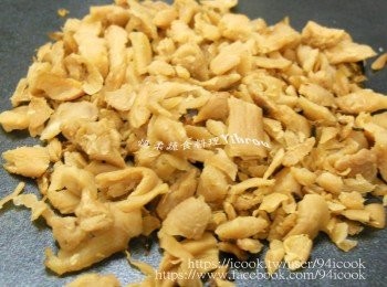 step1: <span class="group_2">蘿蔔乾材料</span>蘿蔔乾泡水至適當鹽度擠去水分，熱鍋倒入少許橄欖油，將蘿蔔乾放入鍋內加入[調味料]炒到香氣出來即可。