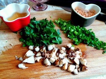 step1: 冬菇切粒(浸菇水留用) , 蔥切粒 , 芫茜切碎