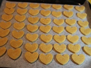 step5: 排放在有牛油紙的焗爐上，預熱焗爐180度焗10分鐘，請留意各焗爐可能會有出入，在8分鐘時驗查一下是否已金黃