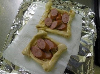 step4: 鋪上德式香腸後進烤箱約10分鐘(依照每個家庭的烤箱自己斟酌時間烤) 德式香腸便利商店就買的到了~是一條裝。