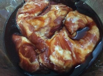 step2: 把梅頭肉倒水抹乾後，就加叉燒醬、老抽、糖、鹽、胡椒粉、紹酒、玫瑰露、蜜糖落去撈勻醃3小時以上