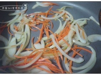 step4: 再放入紅蘿蔔絲炒熟。
