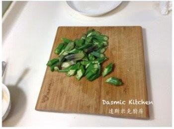step7: 把放涼的秋葵切成滾刀狀