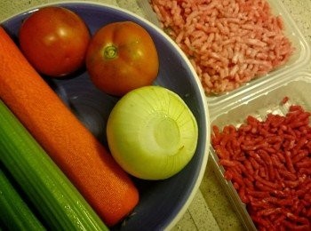 step1: 先切好所有配菜。西芹、甘荀、蕃茄及洋蔥全部切細粒。（我的甘荀及西芹切約１cm大，做好會比較有口感，要不然切更碎也可以）。蒜頭切碎。