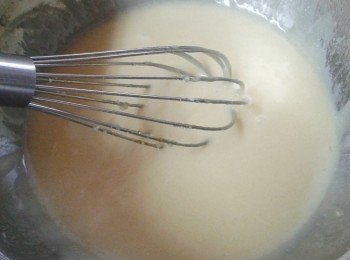 step3: 將蛋白打發至有泡沫，分兩次加入步驟二的粉漿混合物內，攪拌成粉漿