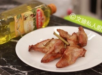 step2: 用網架盛起豬頸肉將香茅放面焗約二十五分鐘,其間要反一反,因焗爐用別請用目測效果。