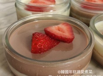 step5: 可切士多啤梨片放在凝固了的奶凍上作裝飾令賣相更漂亮，