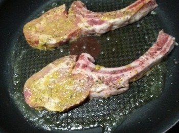 step6: 用最大火先將豬扒兩邊煎到金黃色