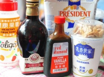 step1: 備料:鮮奶油、鮮奶、健康果糖、香精、陳醋老梅膏